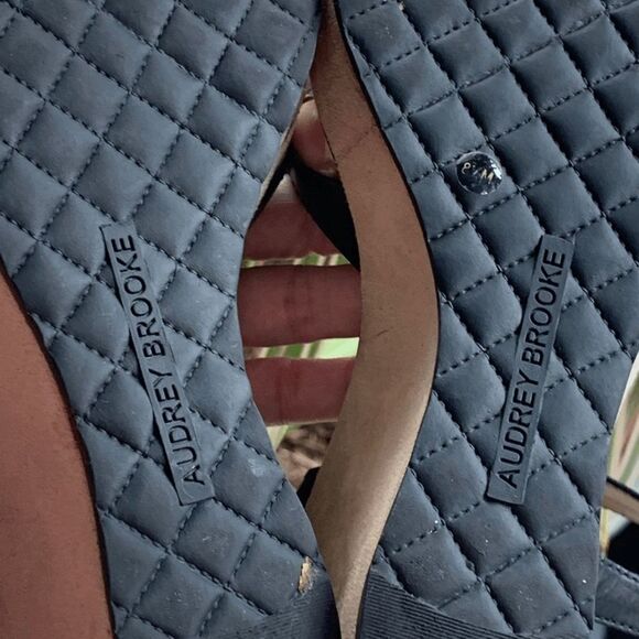 Aubrey Brooke Women's Perforated Ankle Strappy Wedge Sandals Black Size 8.5 - Picture 14 of 14